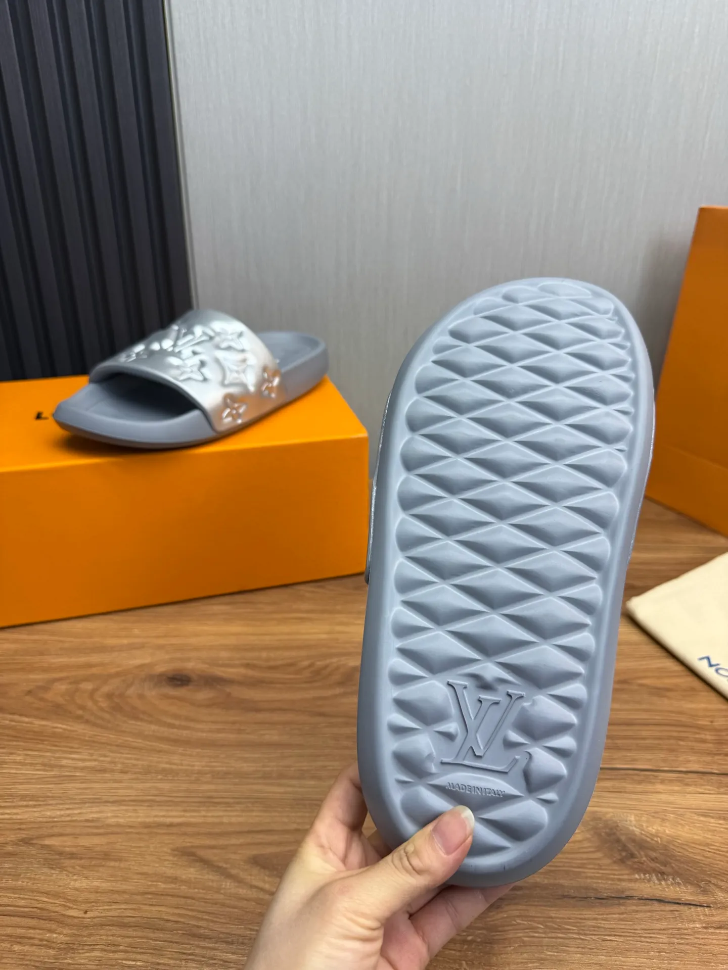 Men's shoes 💰280💰 ▪️LV's popular Little Red Book popular slippers hot sale: 1 shipment✅ Super textured and comfortable slippers, original TPU outsole. Authentic counter box drawer box packaging 🎁Size 38-45